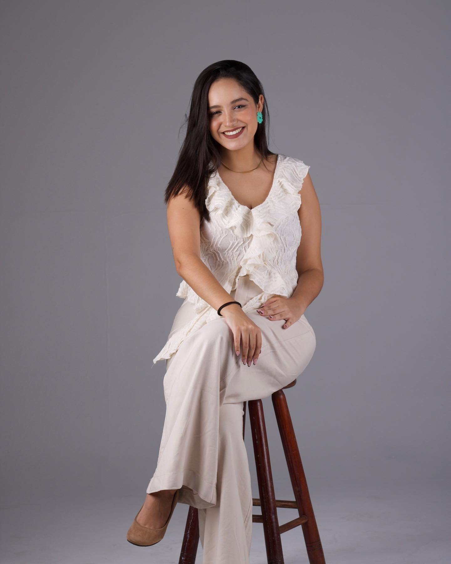 Sofia Barbosa sentada em retrato profissional