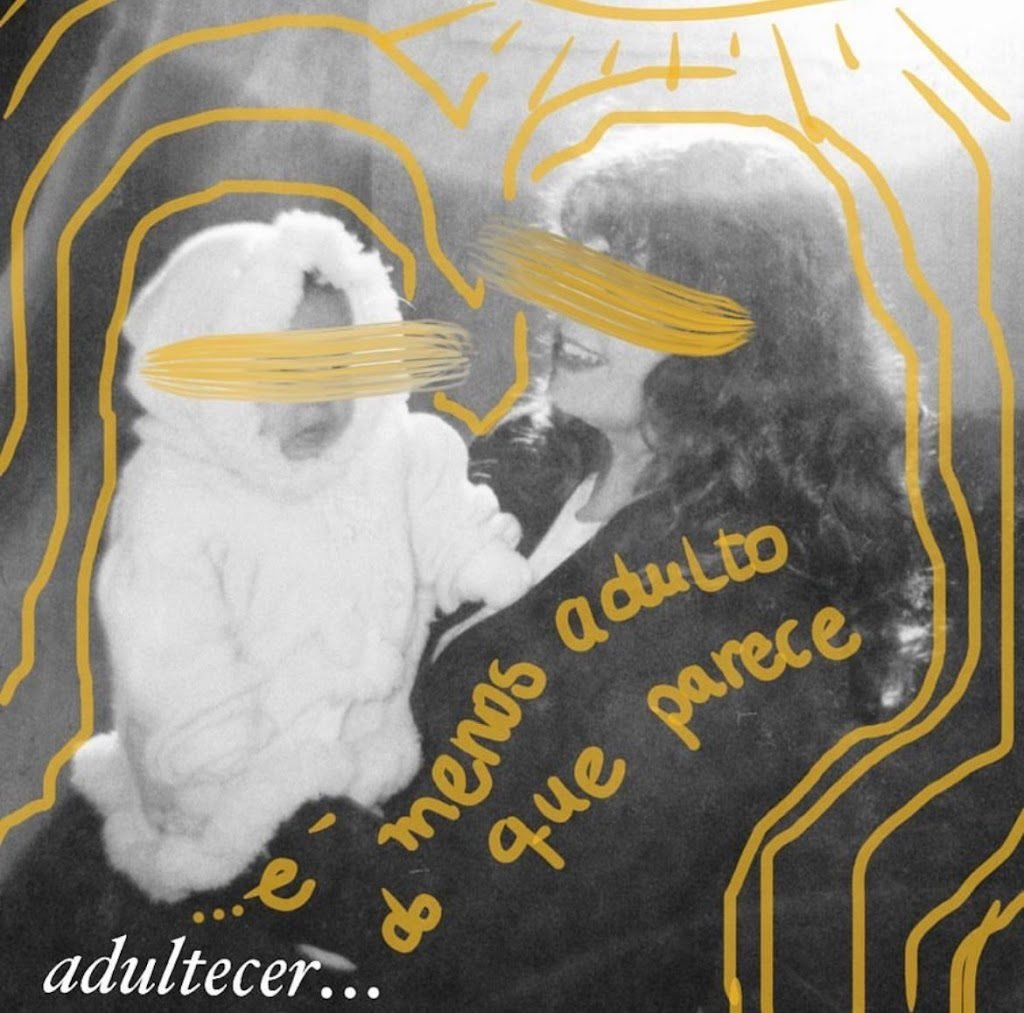Foto antiga em preto e branco de um adulto com um bebê no colo, rostos cobertos por traços dourados, com o texto “adultecer… é menos adulto do que parece”