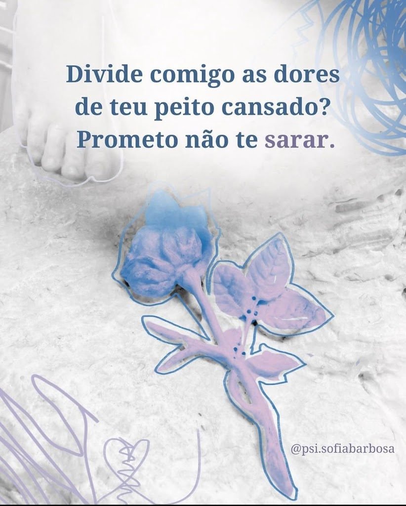 Pé sobre fundo claro e uma flor em tons de azul e lilás, com o texto “Divide comigo as dores de teu peito cansado? Prometo não te sarar.”