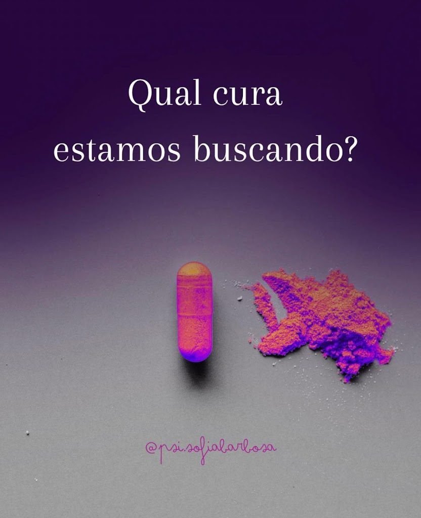 Uma cápsula e um pó colorido sobre fundo roxo, com a pergunta “Qual cura estamos buscando?”